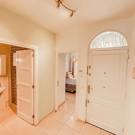 Daire Orlando, Center Of Americas La205